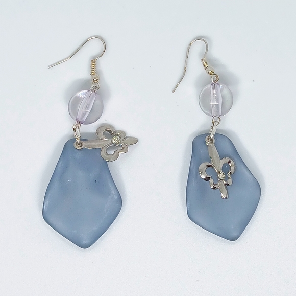 HANDMADE Blue Flower Petals & Silver Fluer de Lis Charms Dangle Earrings - Picture 2 of 6